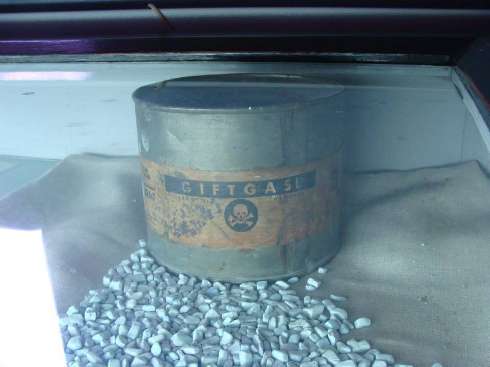 Barattolo di alluminio contenente il gas letale, utilizzato per le esecuzioni di massa. 