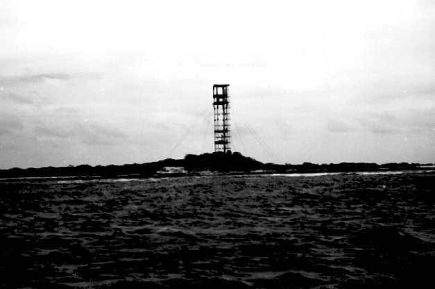 La torre per il test nucleare sull'atollo di Bikini