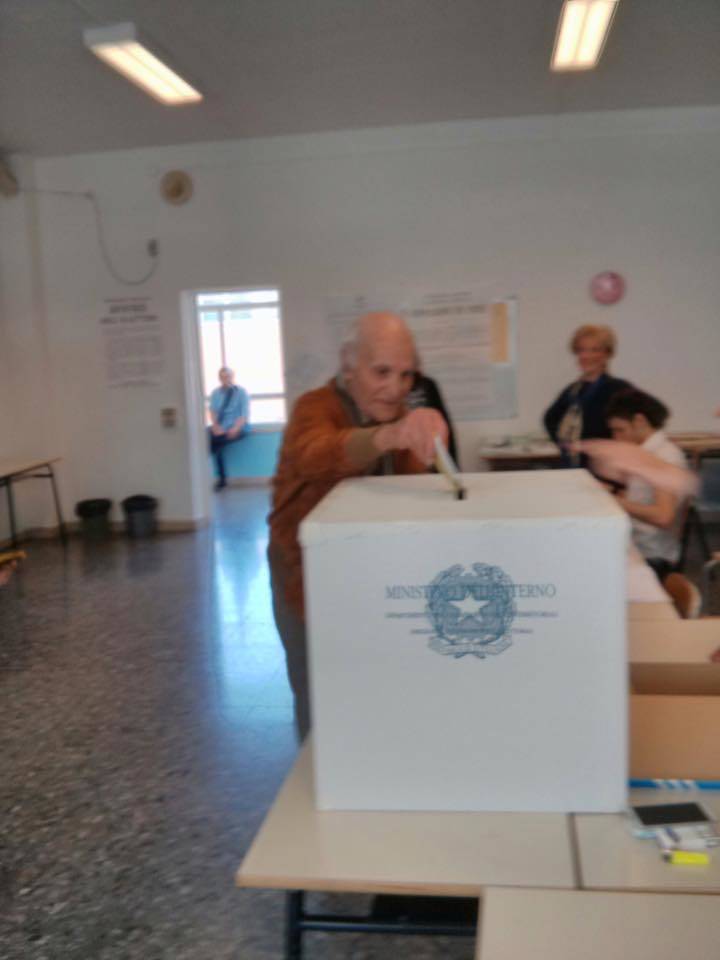 Luciano Marescotti vota al referendum del 17 aprile 2016