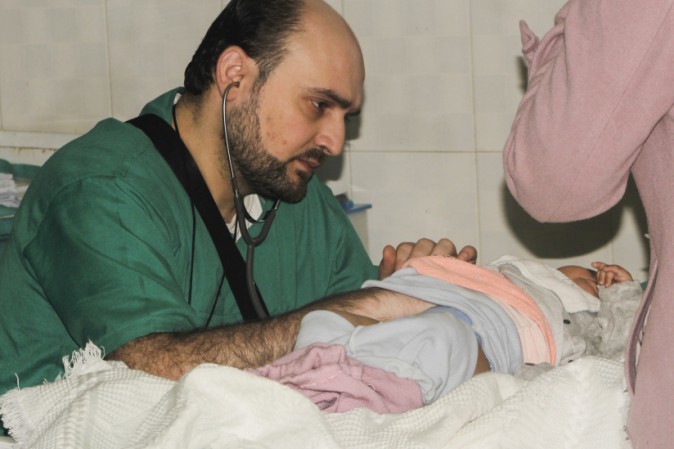 Il dottor Maaz visita una piccola paziente presso l'ospedale pediatrico di Aleppo