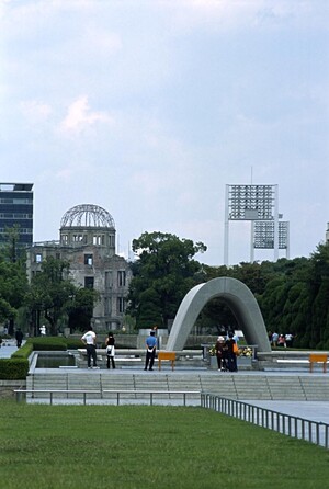 Il Parco della Pace a Hiroshima. A fine maggio Barack Obama è qui in visita. Ma è coerente la sua presenza con l'attuale politica nucleare USA?