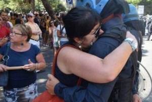 Taranto, visita di Renzi del 29 luglio 2016. Il poliziotto abbraccia la manifestante: “Ho avuto anche io il cancro". La donna ha un figlio di 29 anni in radioterapia.