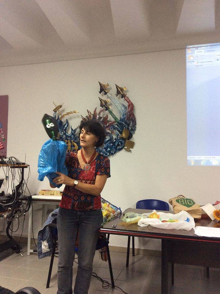Ecodidattica, corso di formazione per docenti. Marinella Marescotti mentre mostra i suoi ecoburattini fatti con materiali di scarto riutilizzati.