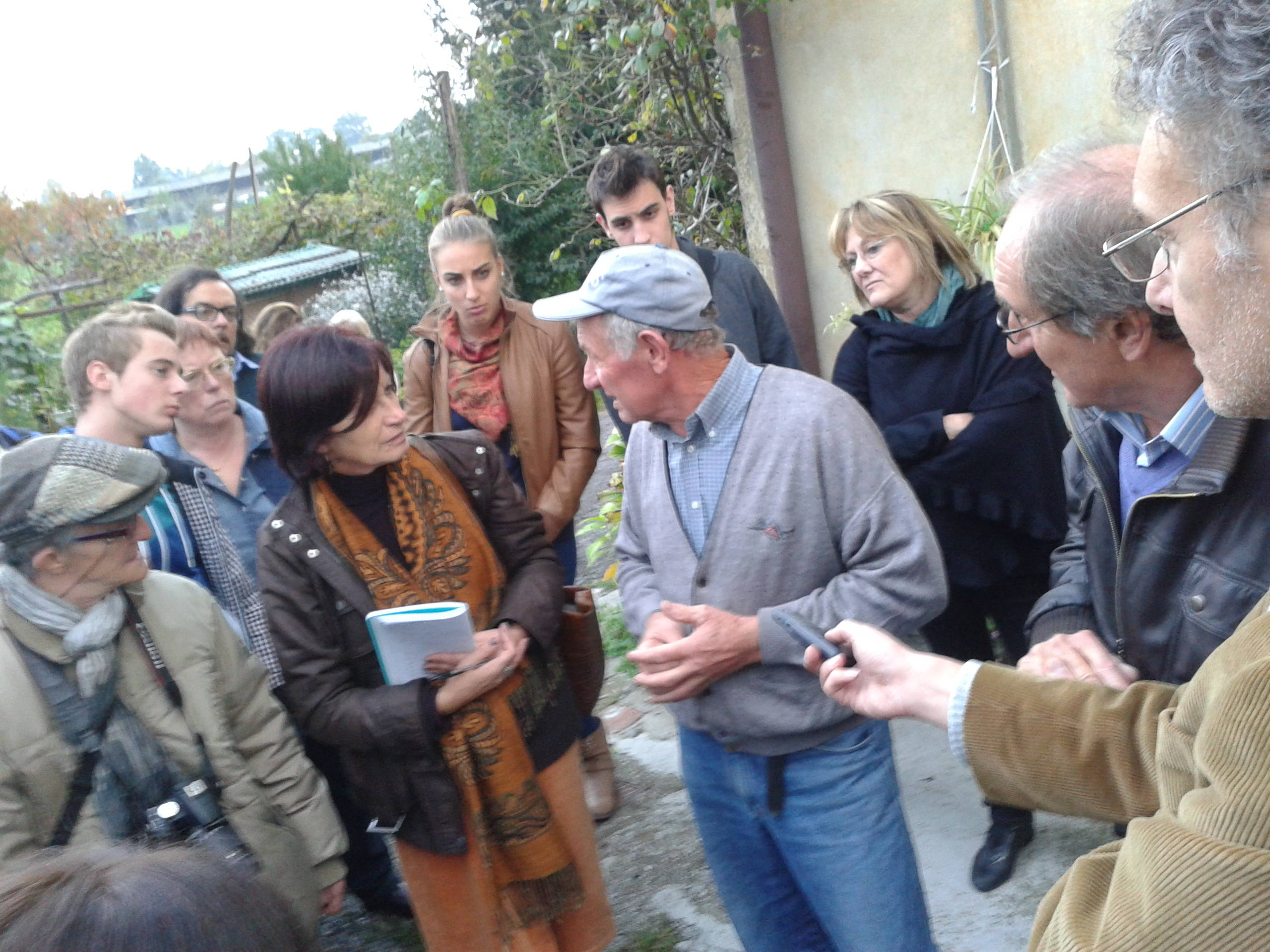 M. Ruzzenenti (secondo da destra) presenta Antonio ai partecipanti al convegno "Puliamo l'Italia", sul piccolo fondo che coltivava vicino alla Caffaro (2013 L.Giannotti)