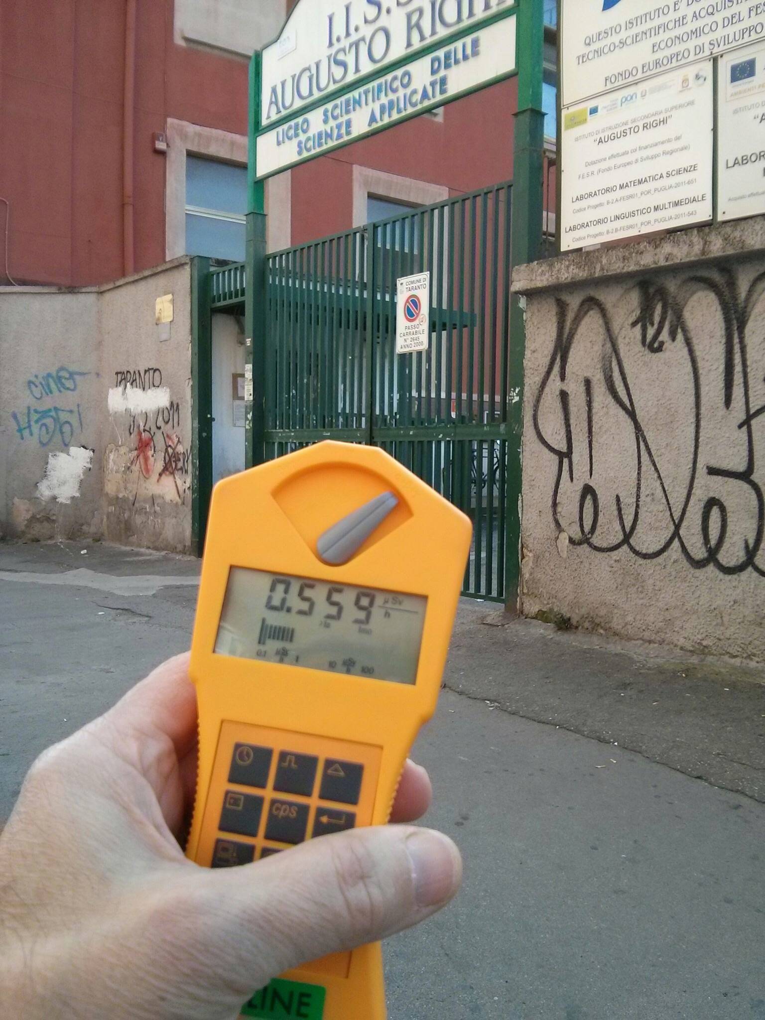 Misurazione della radioattività in microSievert/ora davanti al cancello dell'IISS Righi di Taranto