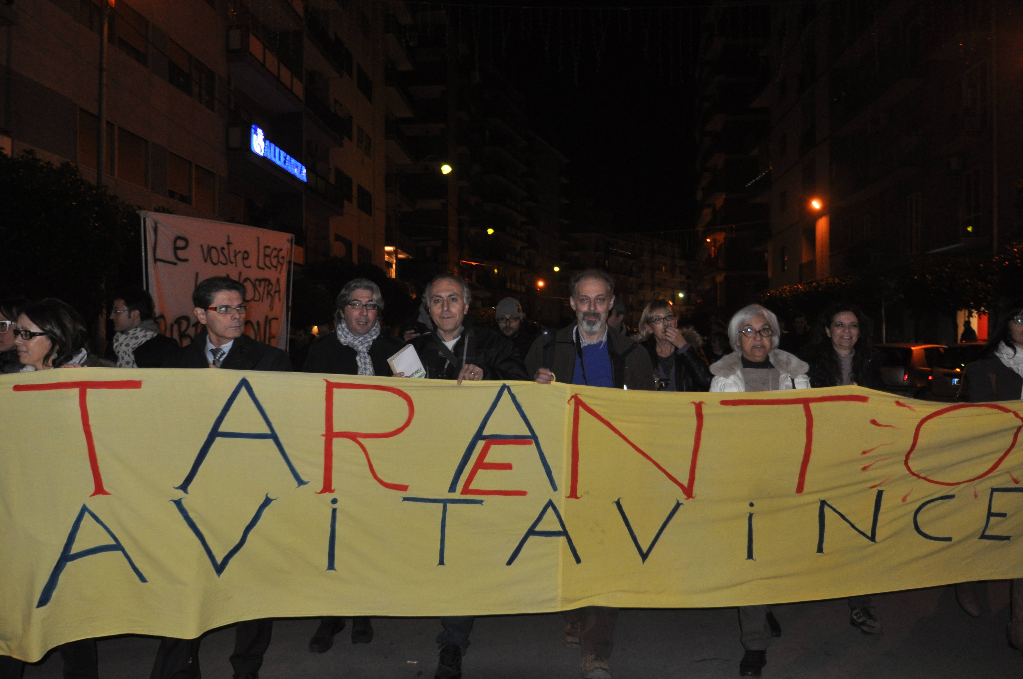 Adriano Rizzoli con Alessandro Marescotti durante la manifestazione del 15 dicembre 2012 a Taranto