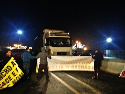 Gli attivisti siciliani bloccano i mezzi che trasportano i rifiuti dell'Ilva di Taranto