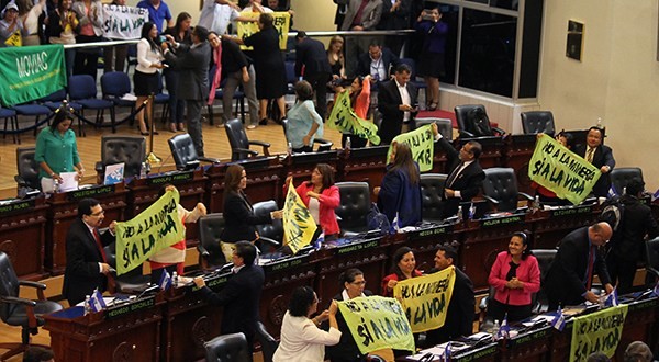 Parlamento approva legge antiminiere (Foto Cripdes)