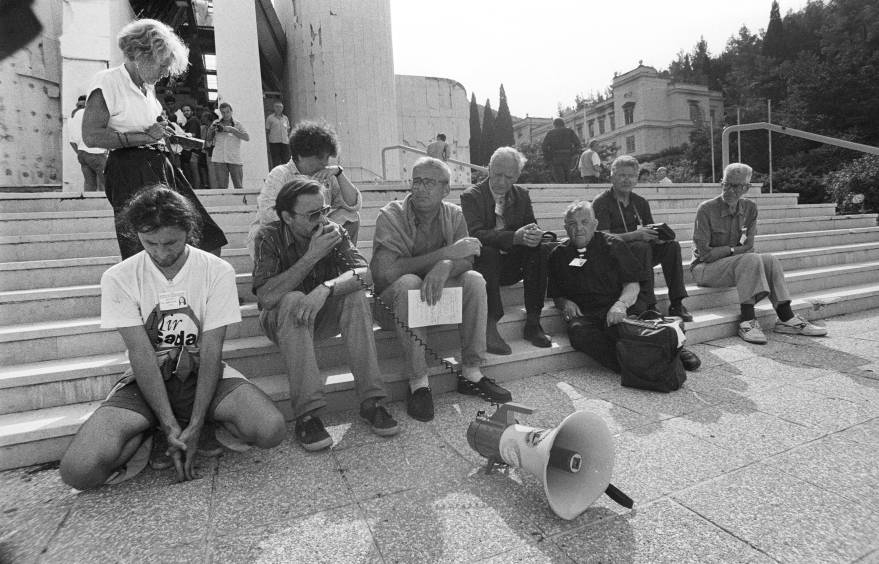 Mir Sada, promossa da “Beati i Costruttori di Pace” e dall’associazione francese “Equilibre”, Agosto 1993, Dino Frisullo (con il microfono) e Tom Benetollo