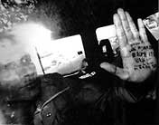 Vanunu, sequestrato dai servizi segreti di Israele, mostra i dettagli del suo rapimento avvenuto a Roma, premendo la mano sul finestrino del furgone della polizia israeliana in modo da lasciare la scritta "Rome ITL 30:9:86 2100 came to Rome by BA504"