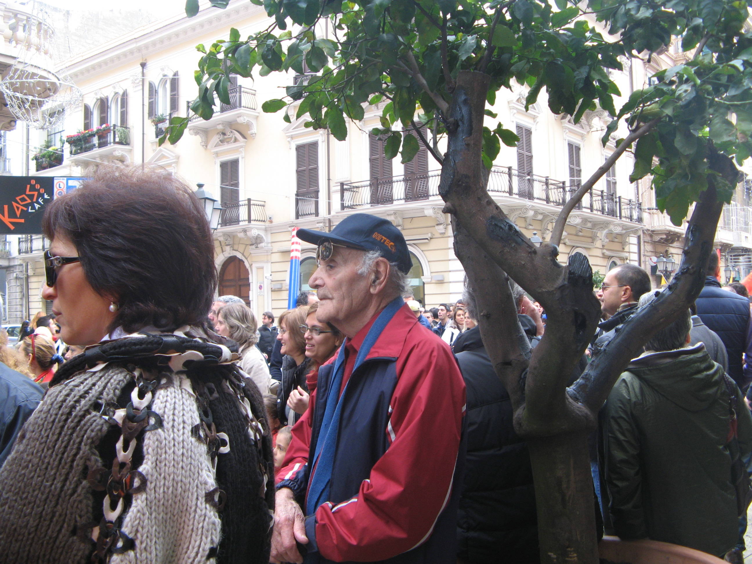 Luciano Marescotti, 88 anni, mentre partecipa ad una marcia contro l'inquinamento a Taranto