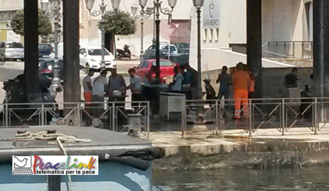 Pulizia delle cozze abusiva in Piazzale Democrate a Taranto