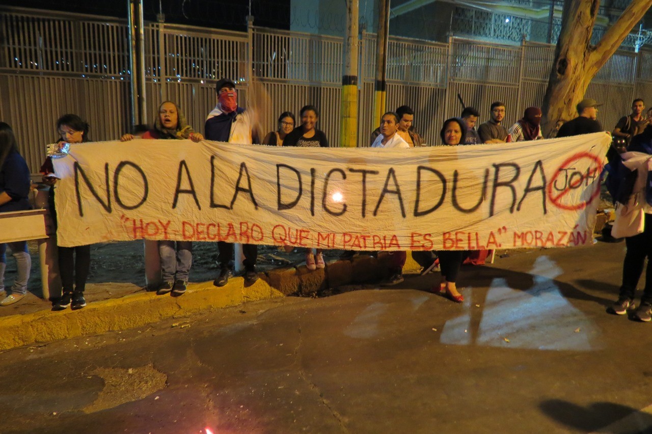 Manifestazione davanti all’ambasciata Usa a Tegucigalpa (Foto G. Trucchi | Rel-UITA)