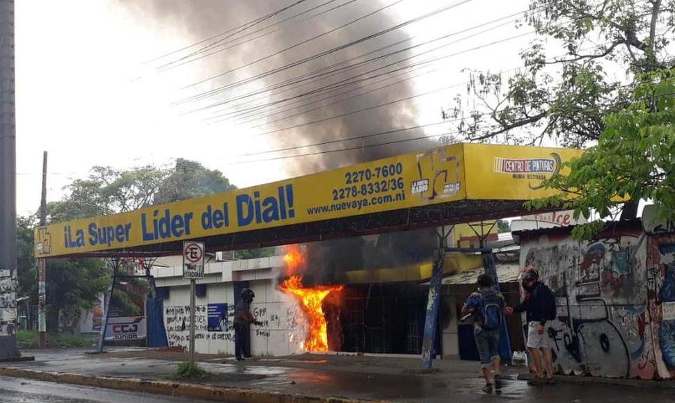  Manifestanti pacifici bruciano la Nueva Radio Ya (Foto FB)