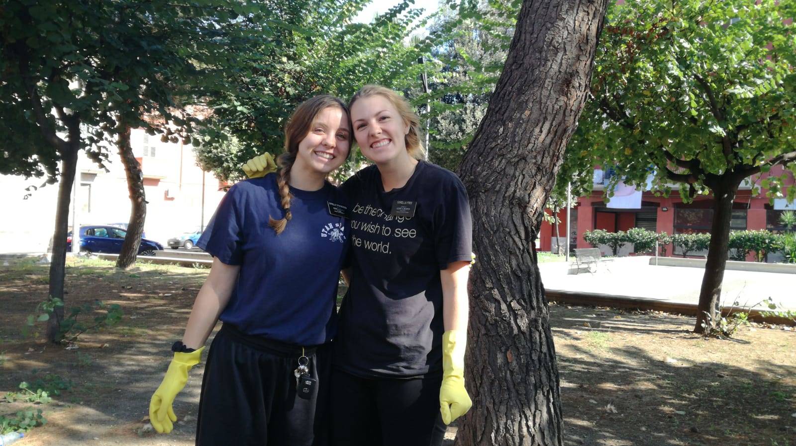 Le ragazze americane che puliscono piazza Masaccio nel quartiere Tamburi di Taranto
