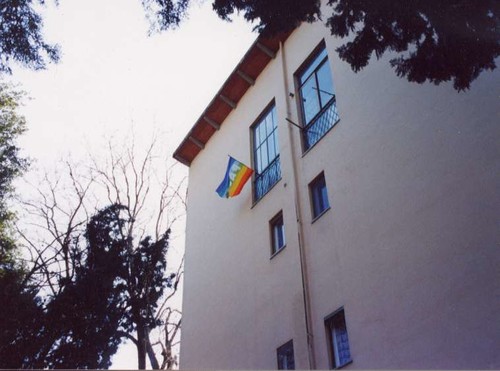La bandiera dalla nostra casa (quartiere Isolotto di Firenze). Urbano e Paola