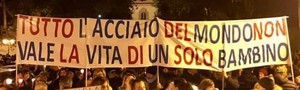 Cartello portato in una manifestazione: "Tutto l'acciaio del mondo non vale la vita di un bambino"