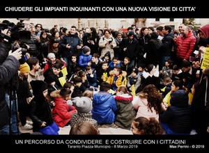 La manifestazione dell'8 marzo 2019 a Taranto davanti al Municipio per protestare contro l'inquinamento dell'ILVA