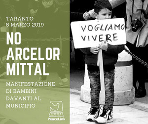 Bambino manifesta davanti al municipio di Taranto contro ArcelorMittal l'8 marzo 2019