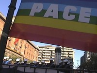 La bandiera della pace esposta a Taranto durante la commemorazione del 4 novembre in piazza della Vittoria