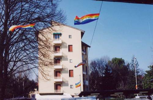 Le bandiere della nostra piazza (quartiere Isolotto di Firenze). Urbano e Paola