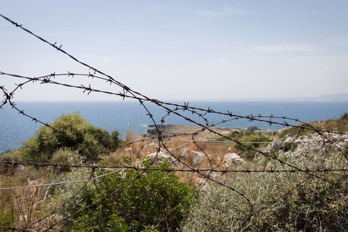Punta Izzo avvolta dal filo spinato e interdetta ai civili perché zona militare e sede di un poligono militare