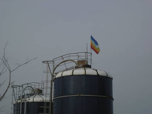 Bandiera di pace su un silos presso l'abitato di Banne/Bani (TS)