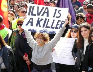 Una studentessa al Friday for Future: "Ilva is a killer"