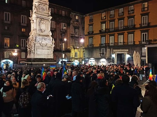 Foto da alcune delle oltre 50 piazze mobilitate in Italia contro le guerre in adesione all'appello internazionale dei pacifisti statunitensi 