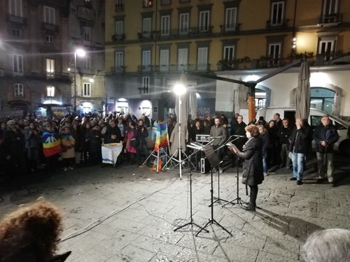 Foto da alcune delle oltre 50 piazze mobilitate in Italia contro le guerre in adesione all'appello internazionale dei pacifisti statunitensi 