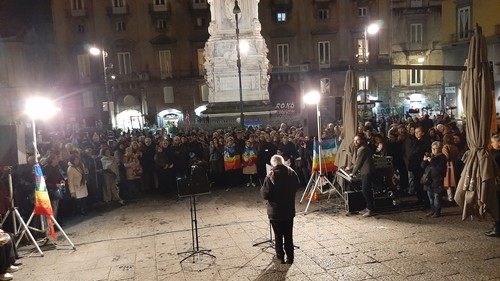 Foto da alcune delle oltre 50 piazze mobilitate in Italia contro le guerre in adesione all'appello internazionale dei pacifisti statunitensi 