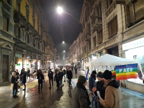 Foto da alcune delle oltre 50 piazze mobilitate in Italia contro le guerre in adesione all'appello internazionale dei pacifisti statunitensi 