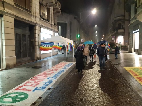 Foto da alcune delle oltre 50 piazze mobilitate in Italia contro le guerre in adesione all'appello internazionale dei pacifisti statunitensi 