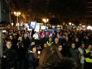 "L'inferno dei viventi non è qualcosa che sarà; se ce n'è uno, è quello che è già qui, l'inferno che abitiamo tutti i giorni, che formiamo stando insieme. Due modi ci sono per non soffrirne. Il primo riesce facile a molti: accettare l'inferno e diventarne parte fino al punto di non vederlo più. Il secondo è rischioso ed esige attenzione e apprendimento continui: cercare e saper riconoscere chi e cosa, in mezzo all'inferno, non è inferno, e farlo durare, e dargli spazio". (Italo Calvino) Nella foto: manifestanti a Taranto contro il disastro ambientale e per la difesa della salute.  