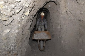 Potosí, Bolivia. Jose Gonzales, 14 anni, spinge una carriola carica di minerale d'argento a Cerro Rico Hill (Getty Images).