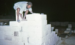 Sandro Quaranta, mentre costruisce un muro