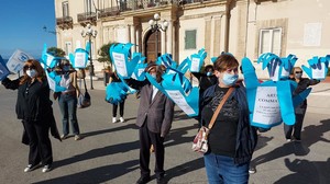 Flash Mob davanti al Municipio di Taranto per l'inquinamento delle polveri ILVA nelle scuole, un rischio che si somma al Covid.