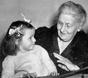 Maria Montessori con una bambina