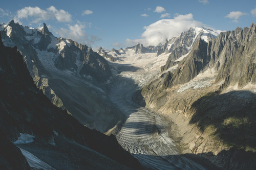 Il Mer de Glace, sul versante settentrionale del Monte Bianco, è il più grande ghiacciaio francese e si sta ritirando rapidamente, come molti altri nelle Alpi