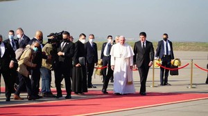 Papa Francesco accolto dal presidente Barzani all'aeroporto di Erbil