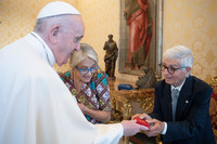 Papa Francesco, Chiara Castellani e il suo collaboratore Paolo Moro