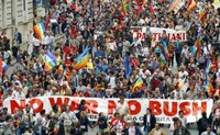 Manifestazione a Roma del 4 giugno 2004 Fonte: http://www.repubblica.it/2003/e/gallerie/politica/bushcorteo/ansa49387250406173936_big.jpg