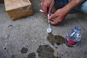 Una persona nei sobborghi di Los Angeles si prepara una dose di metanfetamina (giugno 2021)