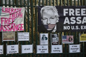 Tessera onoraria di Articolo21 a Julian Assange