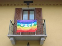 Quella bandiera della pace al balcone di casa mia