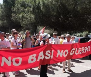 Foto d'archivio di una manifestazione a Cagliari contro le basi NATO in Sardegna . . .   (ma lo slogan sullo striscione si applica anche all’attuale crisi lungo la frontiera ucraino-russa, dove la NATO vuole costruire basi missilistiche nucleari – una chiara provocazione che potrebbe innescare una guerra con la Russia)