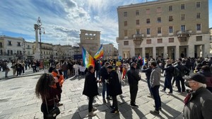 Lecce per la pace, presidio in piazza contro la guerra in Ucraina (26.2.2022)