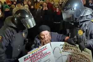 Yelena Osipova, la nonna pacifista arrestata a Mosca mentre protestava contro la guerra in Ucraina
