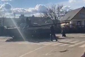 Un cittadino ucraino tenta di fermare un carro armato con il suo corpo