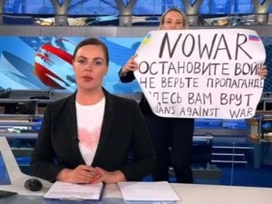 La giornalista della Tv di stato russa Maria Ovsyannikova - che il 14 marzo ha inscenato una protesta contro la guerra in tv - è stata condannata a pagare un multa ed è stata rilasciata.  E' stata tenuta in isolamento e interrogata per 14 ore.